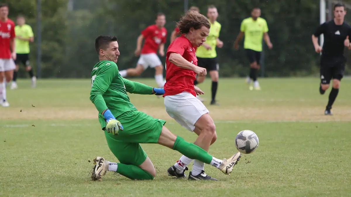 Niklas Klemenz (in Grün) konnte weitere Spielminuten im Trikot des FC Holzhausen sammeln.