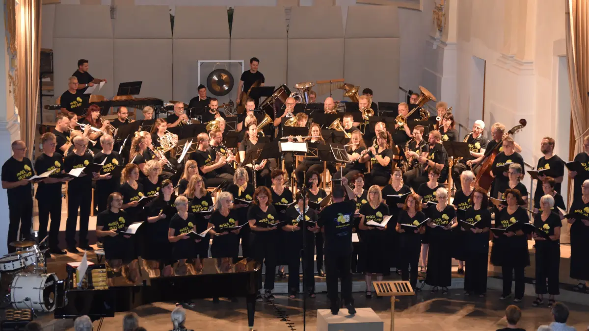Musikkapelle Altoberndorf, "Frohsinn" Oberndorf und "Canto Wida" bezaubern die Besucher in der ehemaligen Klosterkirche in Oberndorf mit italienischer Musik.