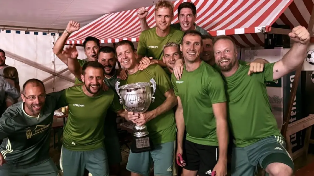 Die "Alten Herren" des SV Irlsingen bejubeln den Pokalsieg.