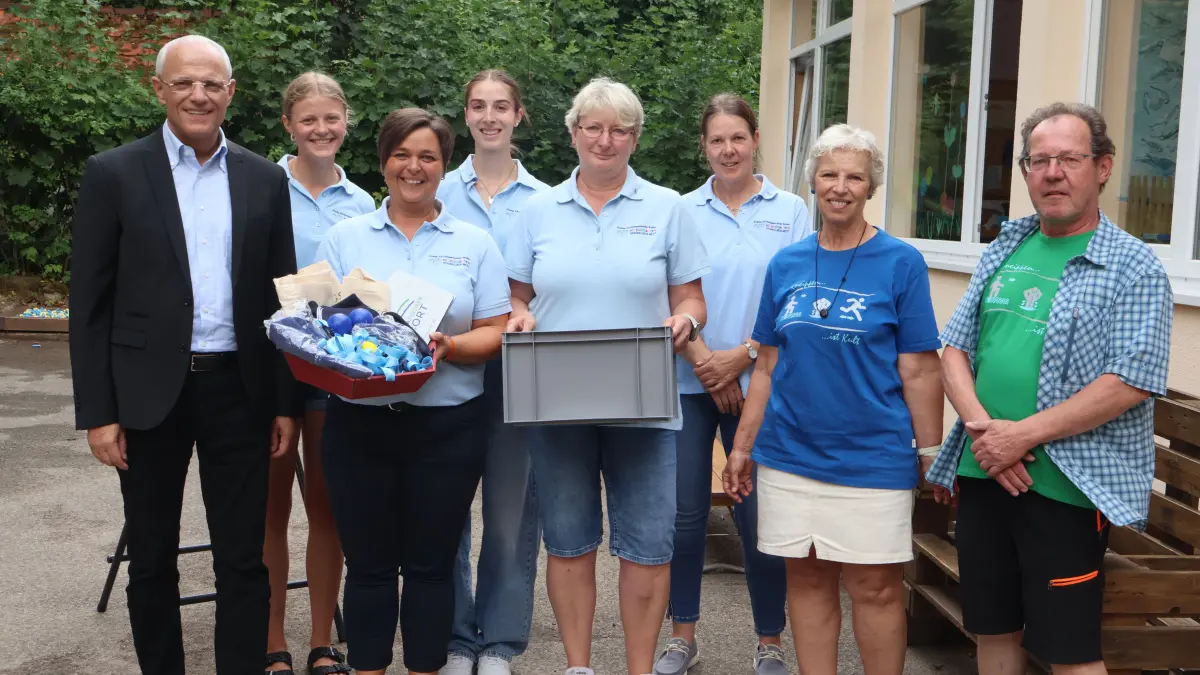 v.l. : Bürgermeister Fritz Link sowie Christine Hembach,und Klaus Will vom Kneippverein gratulieren Lea Wimmer, Stefanie Höfgen, Sophie Lehmann, Dagmar Gogolok und Helga Miseria