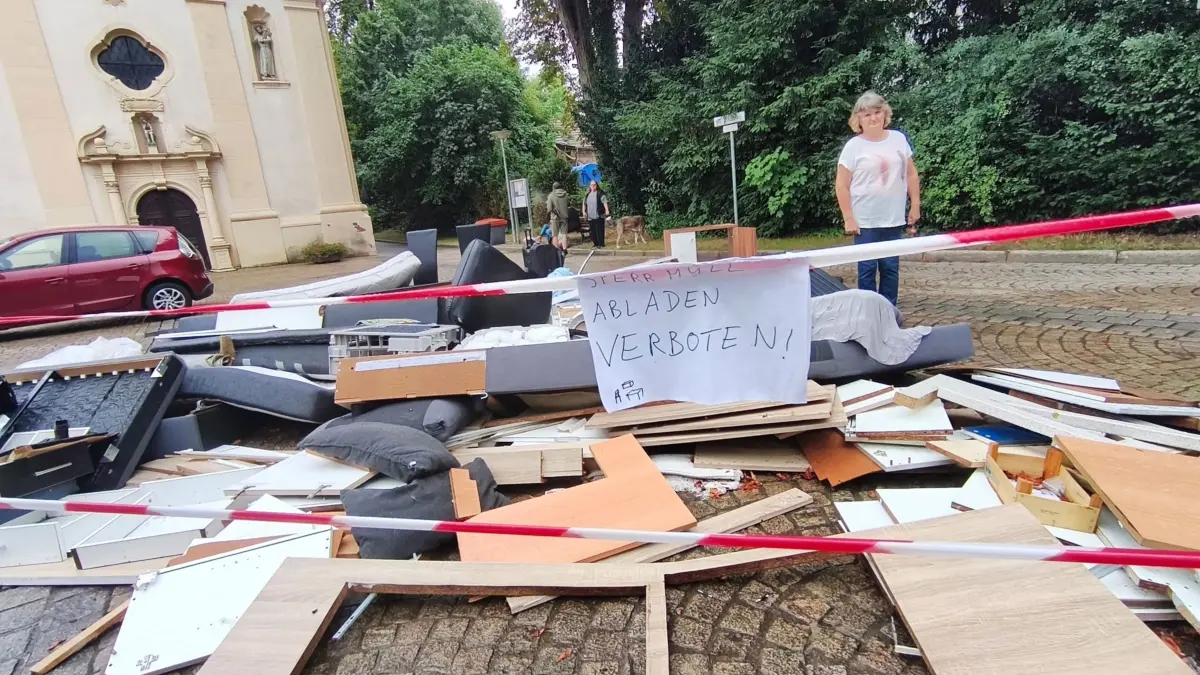 Der Franziskusplatz vor der Ruhe-Christi-Kirche wird zur Müllentsorgung genutzt. Die Mesnerin Mirjana Papak (rechts) bittet um Hilfe.