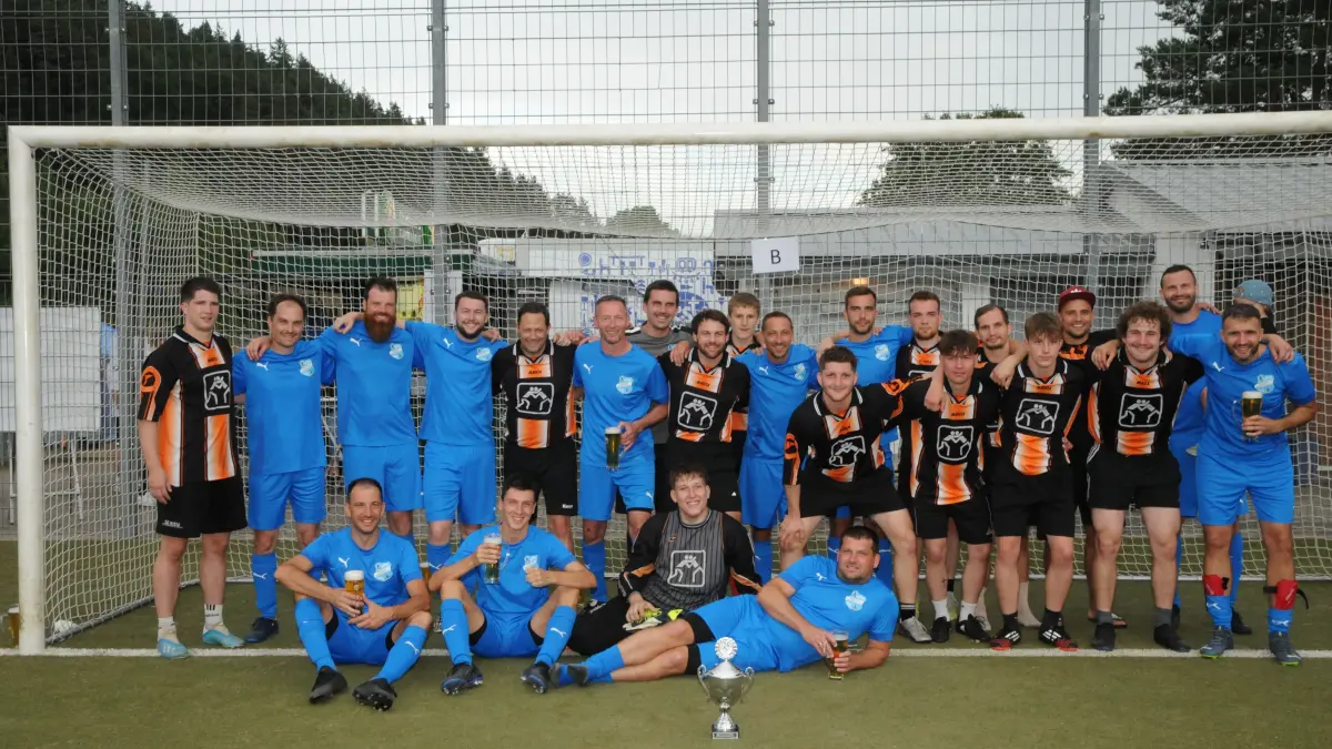 Ohne taktisches Ballgeschiebe ging es beim Sportwochenende beim FV Tennenbronn zur Sache: Das Runde musste ins Eckige.