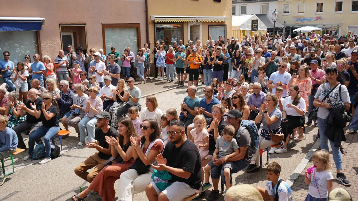 Großes Publikum bei den Tanzvorführungen auf der Showbühne