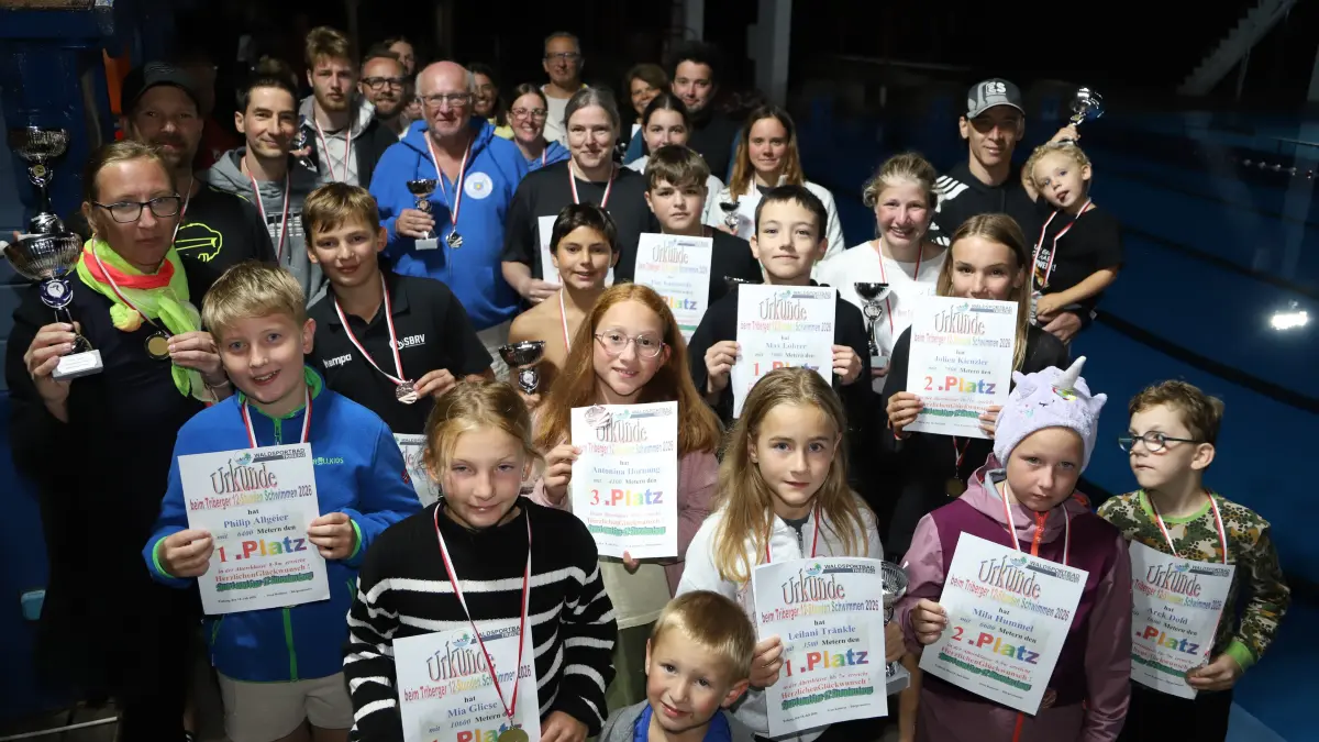 Gewinner sind sie alle, die Sieger präsentieren sich mit Urkunden, Medaillen und Pokalen gemeinsam mit Thomas Mayer, Bürgermeister Sven Ketterer sowie Schwimmmeister Lutz Lorbeer