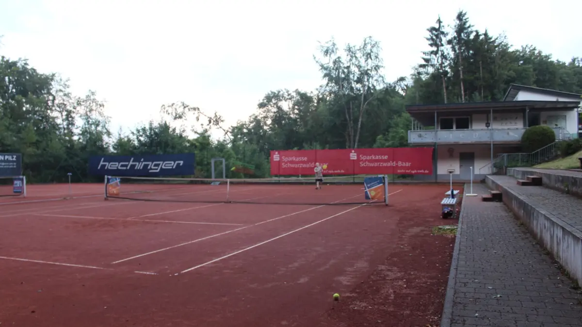 Mit diesen zwei ersten Plätzen begann vor 50 Jahren die Ära des Dauchinger Tennisclubs, im Hintergrund ist das umgebaute Vereinsheim mit großer Terrasse zu sehen.