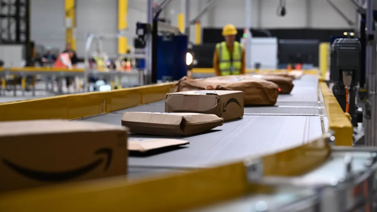 Amazon-Paketsortierung: ARCHIV - 07.05.2025, Nordrhein-Westfalen, Dortmund: Testpakete werden über eine Sortieranlage von Amazon in einem Innovationszentrum befördert, wo besagte Sortieranlage und andere neue Technik ausprobiert werden. Amazon erhöht die Löhne seiner Beschäftigten in Deutschland. (zu dpa: «Amazon zahlt Mitarbeitern mehr Geld - Verdi bleibt kritisch») Foto: Wolf von Dewitz/dpa +++ dpa-Bildfunk +++