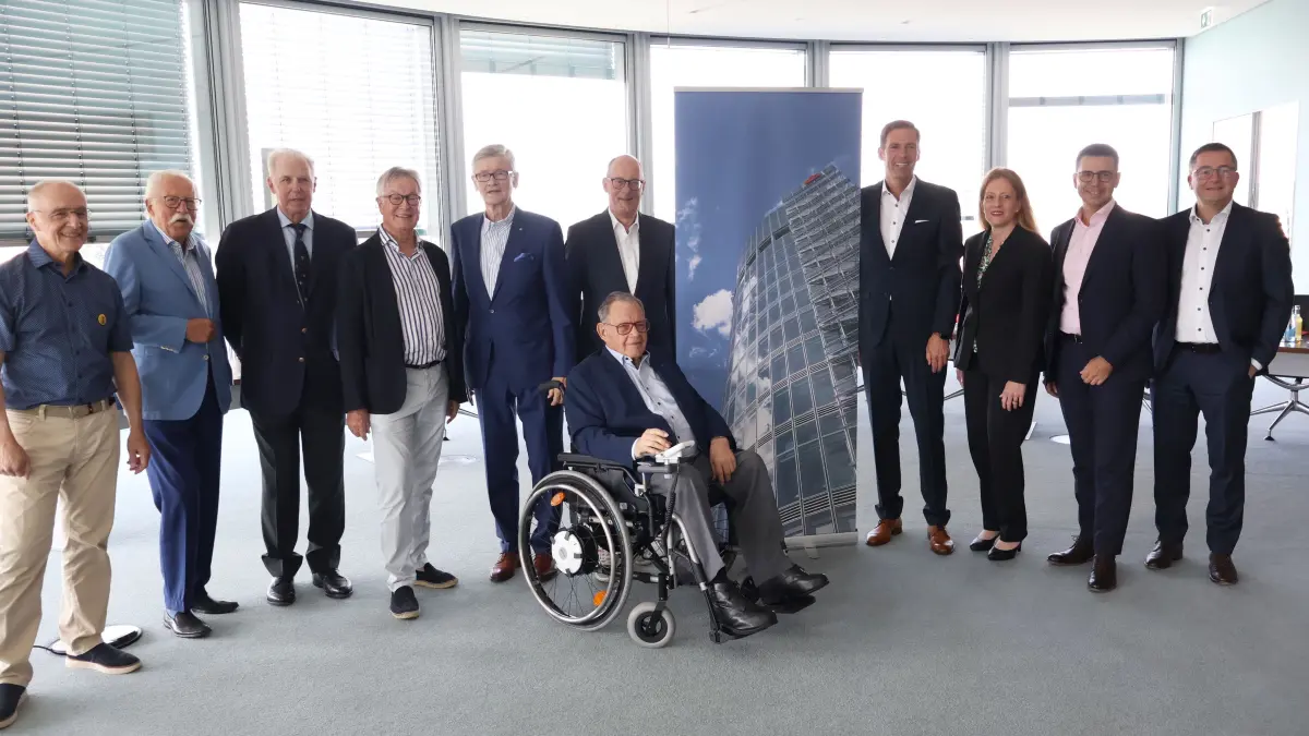 Freuen sich darüber, dass der Sparkassenturm in den vergangenen 25 Jahren zu einem Wahrzeichen der Goldstadt geworden ist: die damaligen und aktuellen Sparkassen-Vorstandsmitglieder, die politischen Spitzen aus Pforzheim und dem Enzkreis im Jahr 2001 sowie Architekt Hermann Landgräber und Turm-Nachbarn auf der Plattform des 74,6 Meter hohen Turms.