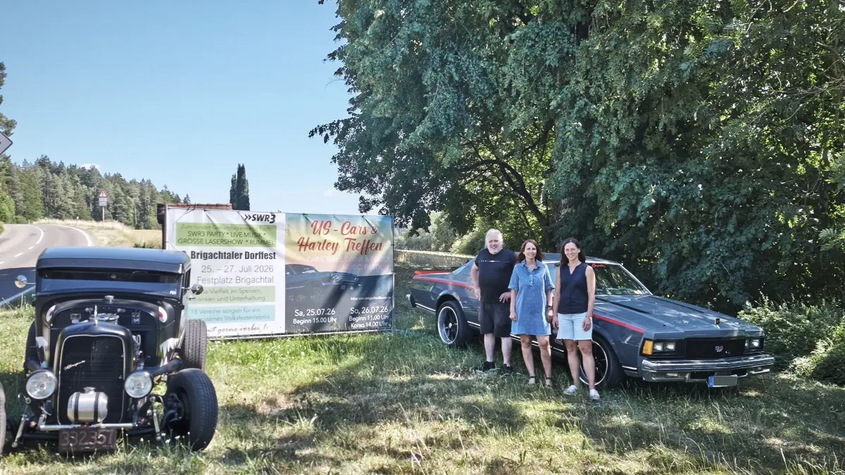 Ein Höhepunkt beim Dorffest ist die Ausstellung seltener US-Oldtimer und Harleys. Das Orgateam mit (von links) Thomas Huber, Nicole Käding und Rahel Klimpel ist voller Vorfreude.