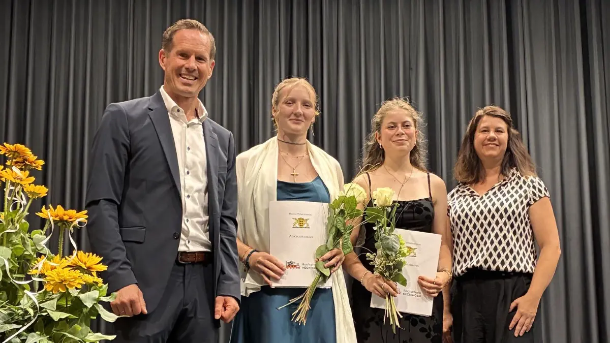 Die Jahrgangsbesten der Realschule Hechingen (Schnitt jeweils 1,0): Maja Günthner und Lisa Hezel mit Schulleiter Stefan Hipp und Konrektorin Katrin Maigré.