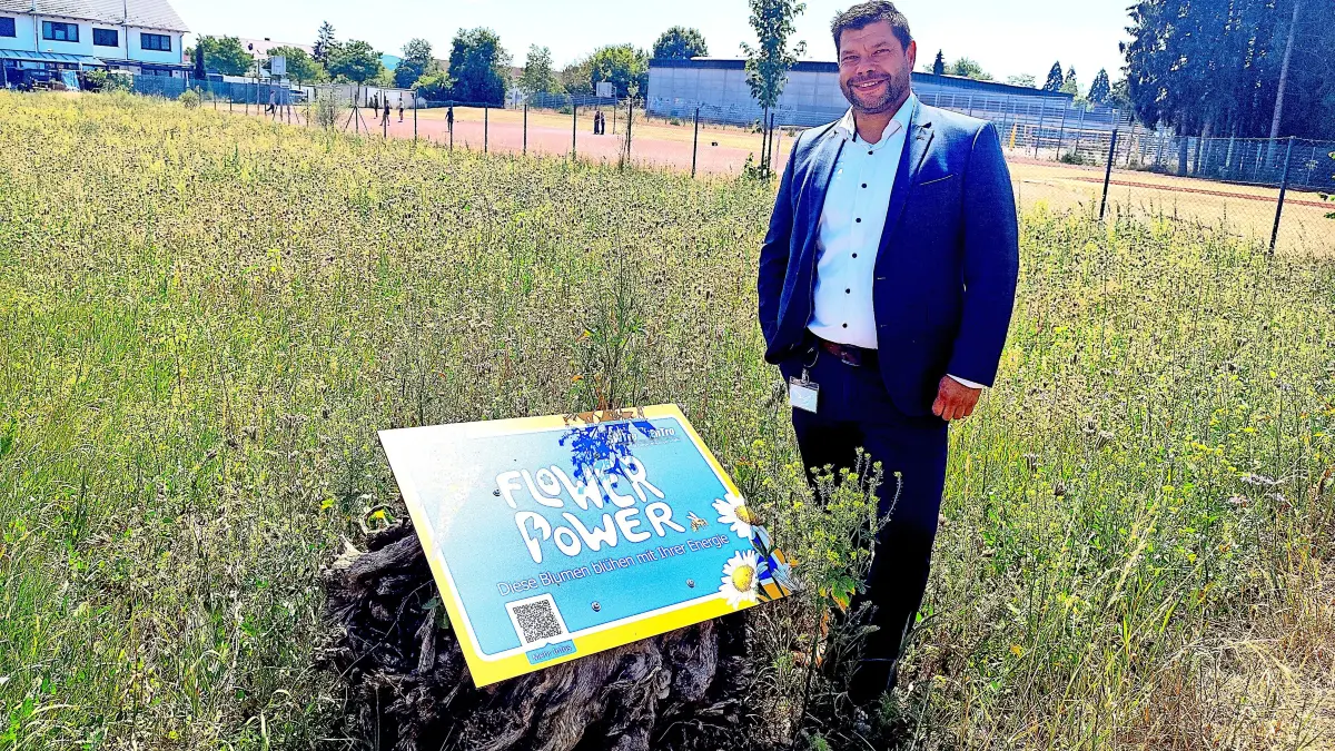 Gemeinsam mit den Kunden haben die Stadtwerke Trossingen mit drei Blühflächen wertvolle Lebensräume für Insekten im Stadtgebiet geschaffen werden. Hier ist Stadtwerke-Geschäftsführer Karsten Kühn bei der Blühwiese im Bereich des Solwegsportplatzes.