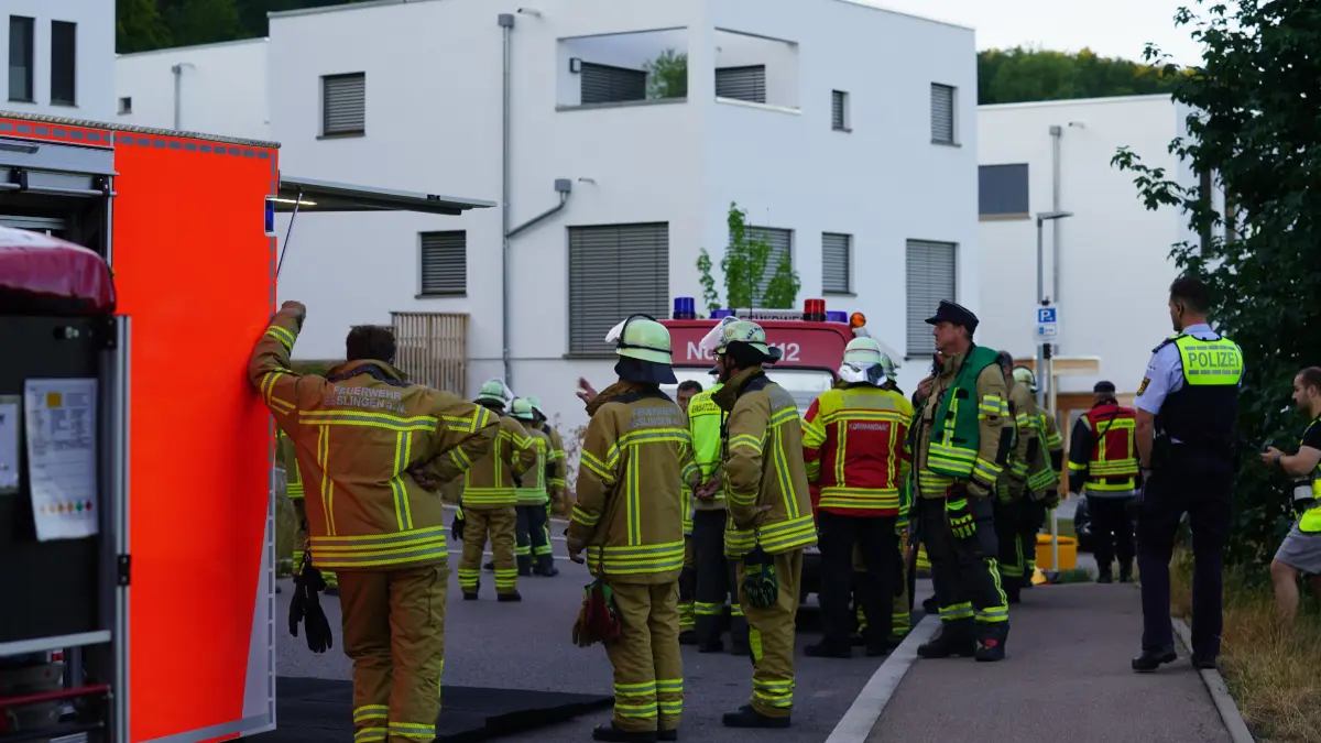 Am Montagabend gegen 19.30 Uhr wurden die Feuerwehr Reichenbach sowie der Gefahrgutzug aus Esslingen zu einem Einsatz in die Bergstrasse 7 in Reichenbach an der Fils alarmiert.<br />
<br />
Nach ersten Informationen war aus einem Transporter eine bislang unbekannte Fluessigkeit ausgetreten. Die Einsatzkraefte rueckten mit Spezialausruestung an, um die Substanz zu untersuchen und festzustellen, um welchen Stoff es sich handelt. Feuerwehrleute arbeiteten dabei in speziellen Chemikalienschutzanzuegen am Fahrzeug.<br />
<br />
Der Bereich um die Einsatzstelle wurde weitraeumig abgesperrt. Nach ersten Informationen soll es mehrere Verletzte gegeben haben. Wie viele Personen betroffen sind und wie schwer ihre Verletzungen sind, ist derzeit jedoch noch unklar.<br />
<br />
Auch die Ursache des Fluessigkeitsaustritts sowie die genaue Art der Substanz sind bislang nicht bekannt. Die Polizei hat die Ermittlungen aufgenommen. Weitere Informationen lagen zunaechst nicht vor.