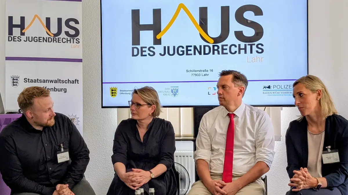 Staatsanwalt Philipp Nique (links) und Kriminalhauptkommissarin Kerstin Geiger (rechts) stellten Bundesjustizministerin Stefanie Hubig und dem Bundestagsabgeordneten Johannes Fechner (beide SPD) das Lahrer Haus des Jugendrechts vor.