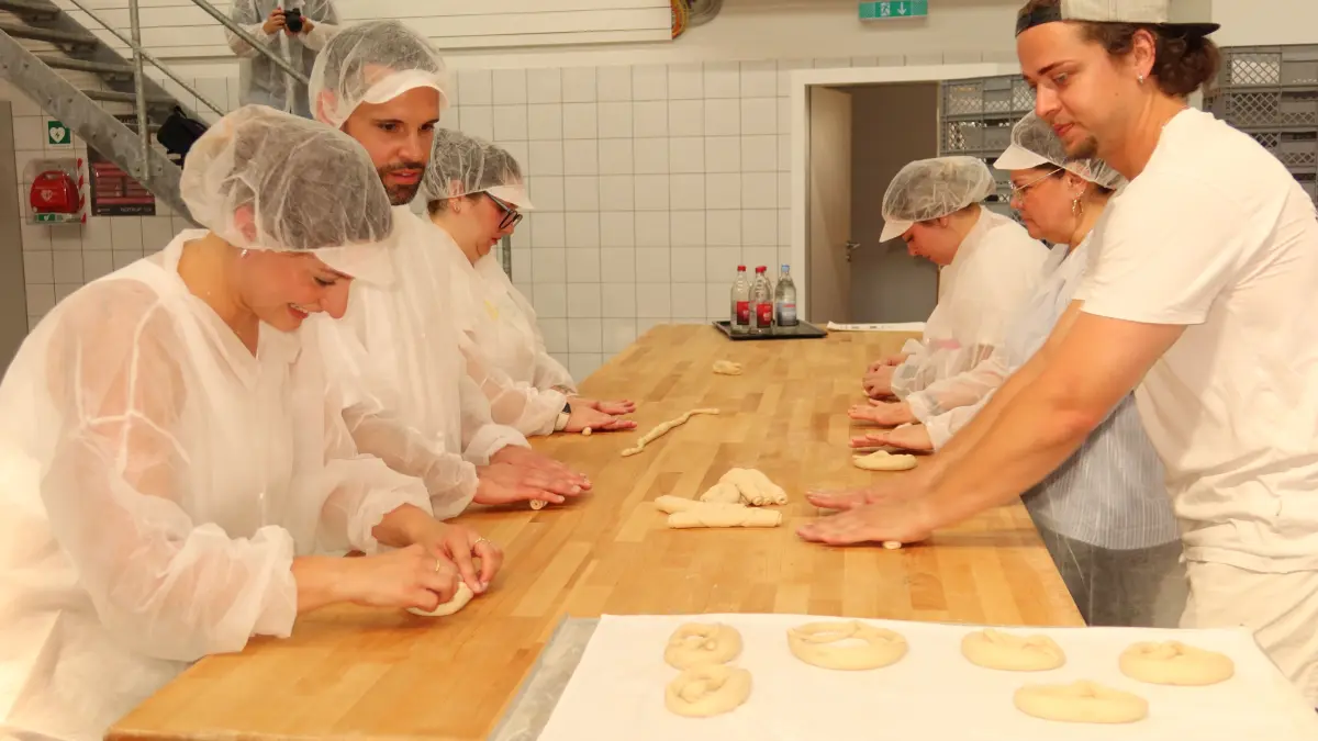 Was treiben Chiara und Enrico Pentrelli (links) mit ihrem Rino-Team denn in der Brantner-Backstube?