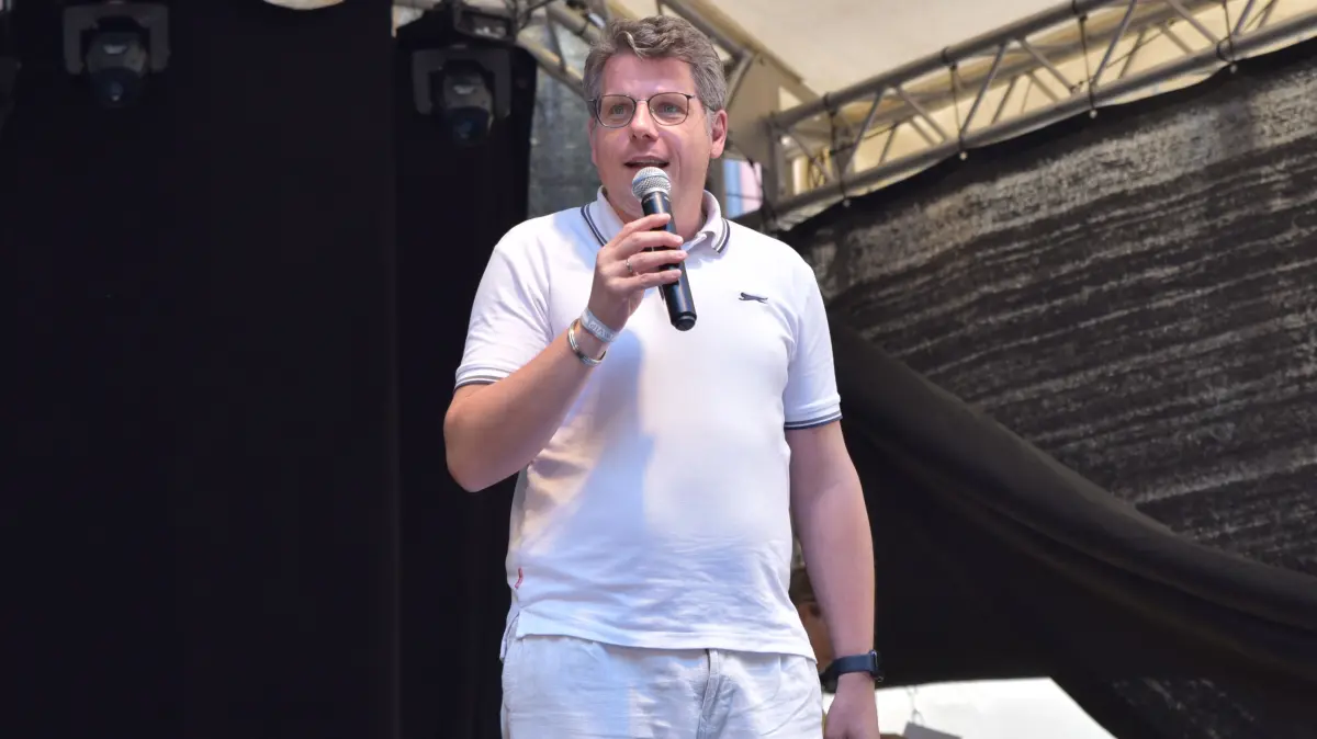 Das Schlager-Open-Air ist im Oberndorfer Klosterhof sprichwörtlich ein „Schlager“. Zu „Dolce Vita im Ländle" hatte Damiano Maiolini in seine alte Heimat eingeladen.