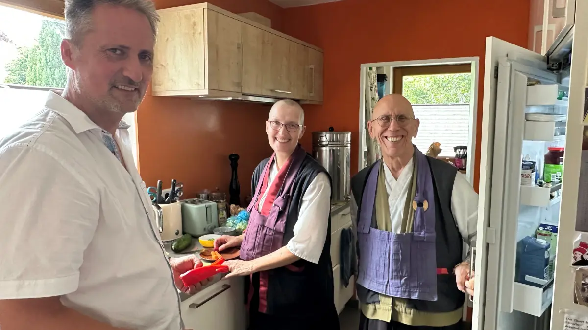 Emil Zajec (links) gewährte dem buddhistischen Bettelmönch Claude AnShin Thomas (rechts) und seiner ebenfalls ordinierten Begleiterin und Übersetzerin KenShin Wiebke ein Zuhause auf Zeit. Was als Experiment begann, mündete in eine echte Win-Win-Situation.