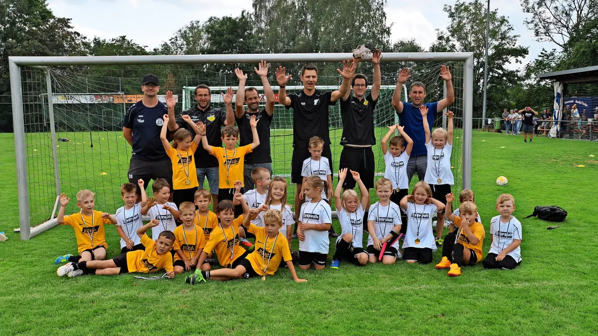 Mit ihrem Einlagespiel sorgen die beiden Teams der Bambini-Kicker des SV Fützen und des VfL Riedböhringen, von ihrem Trainerstab jeweils bestens vorbereitet, für Begeisterung.