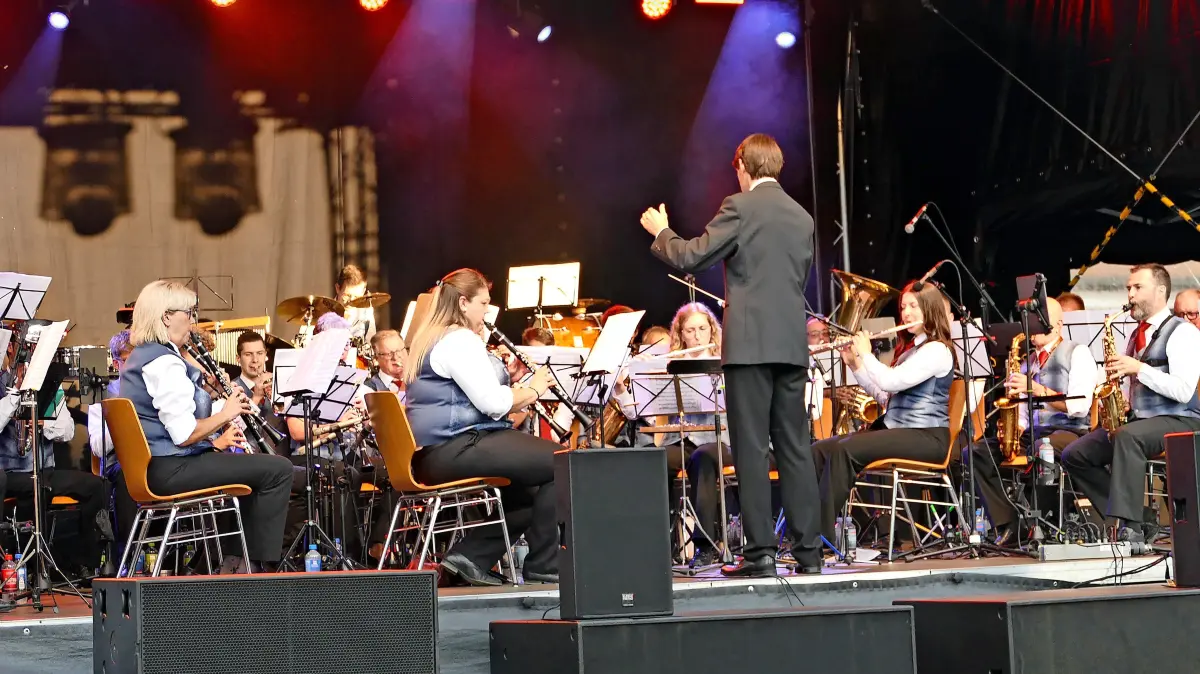 Das Blasorchester Bad Dürrheim begeistert sein Publikum zum Abschluss des Sommer Open Air auf dem Rathausplatz.