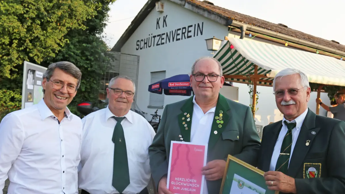 Bürgermeister Bruno Metz (von links), Kreisschützenmeister Erwin Geiger und der Vizepräsident des Südbadischen Sportschützenverbands Karl-Heinz Täuscher (rechts) gratulieren dem Vorsitzenden Georg Pfaff (Dritter von links) zum Jahrhundertjubiläum des Vereins. Pfaff erhielt als langjähriger Vorsitzender auch die Sebastianus-Nadel aus der Hand des Präsidenten.