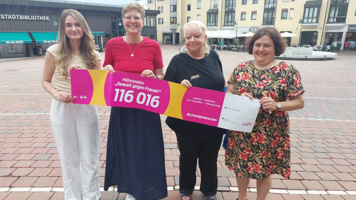Sofie Schilow, (Städtische Galerie), Melanie Pees (Beauftragte für Chancengleichheit), Anita Munz (IGM) und Elke Armbruster (Geschäftsführerin Diakonisches Werk) laden zur Sommertanzdemo anlässlich des Internationalen Tags gegen Menschenhandel ein.