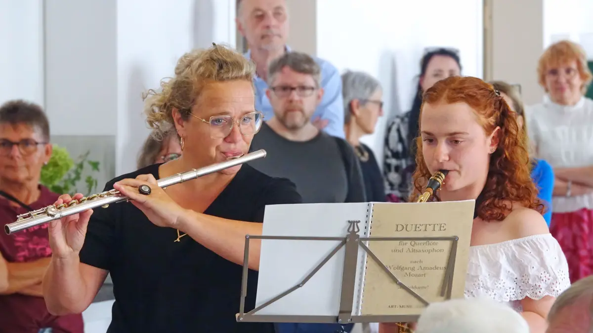 Anja Müllerleile und ihre Tochter Pamina begleiten die Eröffnung der Veranstaltung musikalisch.