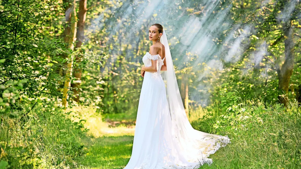 Klassisch ist gefragt: Zum weißen Kleid trägt man jetzt gerne mal den langen XXL-Schleier. Hier zu sehen mit einem Hochzeitskleid von Lilly.