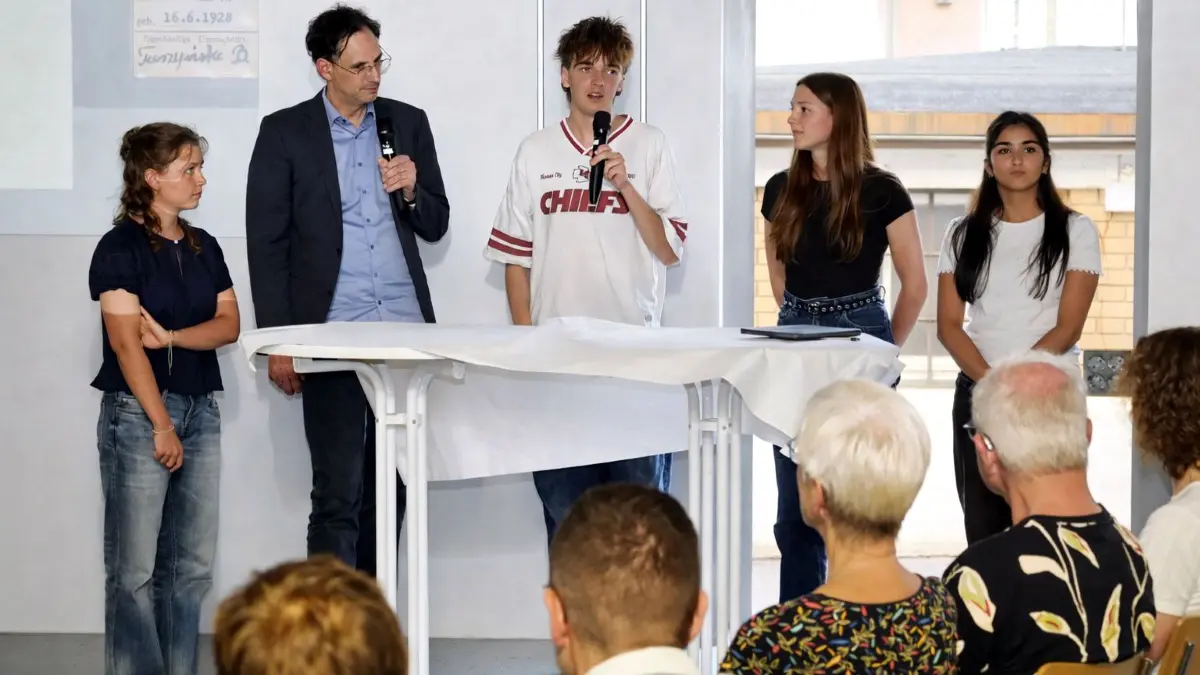 Lili Ruminska (von links), Florian Kemmelmeier, Oskar Uitz, Priska Volk und Japveen Galdu unterhielten sich im Uhrenindustriemuseum in Schwenningen über die Seminararbeit „Heimatgeschichte International“.