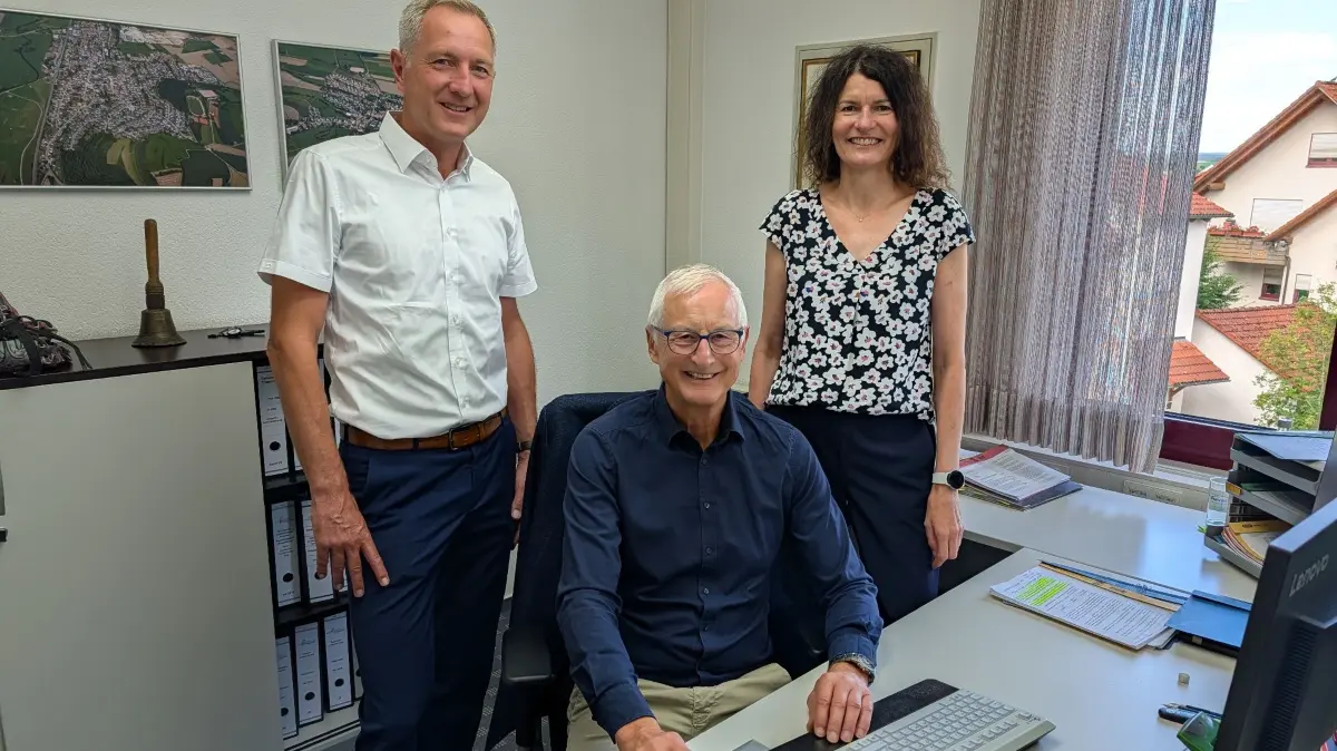 Bürgermeister Michael Schmitt (links) verabschiedet Hauptamtsleiter Martin Weißhaar. Nachfolgerin wird Elke Dufner.