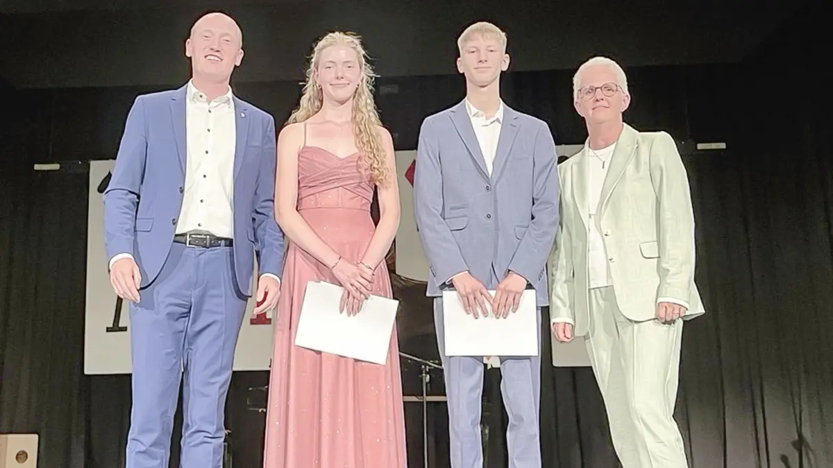 Die Schulbesten Annika Bürk und Ilja Schwab erhielten den Preis von Bürgermeister Jonathan Berggötz. Auch Stephanie Martin als Schulleiterin gratulierte. Bild 2: Für gute Leistungen konnte die Schule zahlreiche Schülerinnen und Schüler mit Preisen und Loben auszeichnen.
