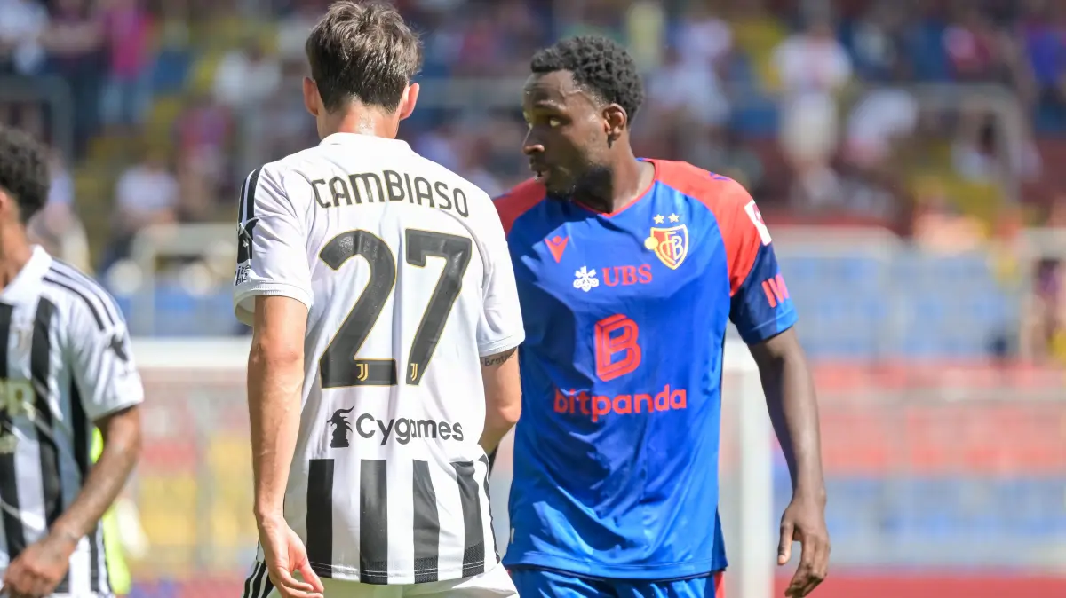 Philip Otele (blaues Trikot) scheitern in der zweiten Halbzeit vom Elfmeterpunkt