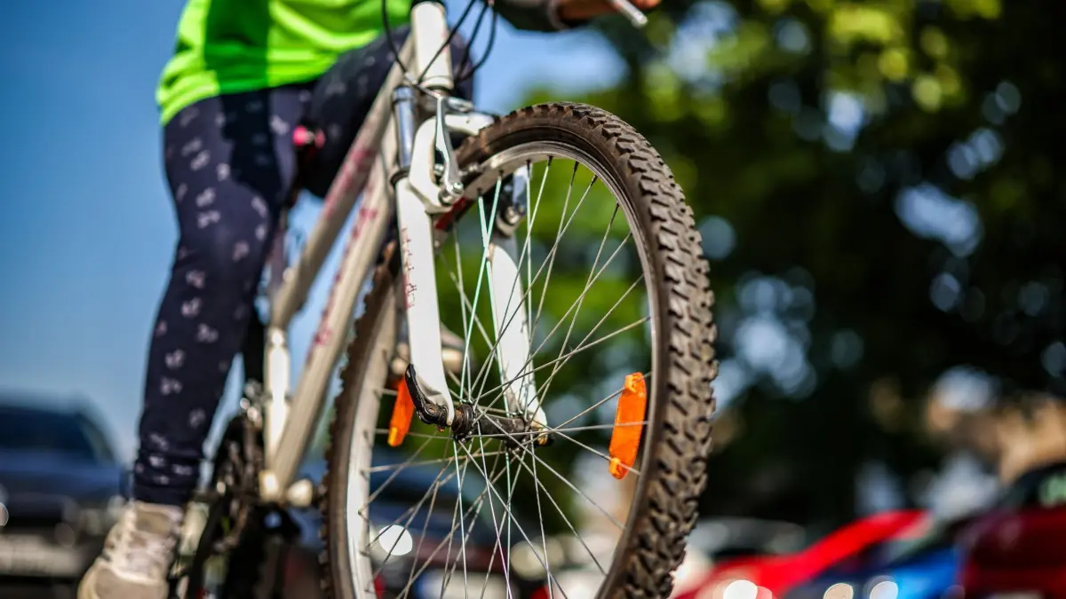 Grundschülerin fährt auf ihrem Fahrrad: ARCHIV - Auch wenn Kinder im Alter von fünf oder sechs Jahren die Gefahren im Straßenverkehr noch nicht immer richtig einschätzen können, heißt das nicht, dass sie ständig lückenlos von den Eltern beaufsichtigt werden müssen. (zu dpa: «Kind radelt gegen Auto: Wann Papa nicht zahlen muss») Foto: Christoph Reichwein/dpa/dpa-mag - Honorarfrei nur für Bezieher des Dienstes dpa-Magazin +++ dpa-Magazin +++