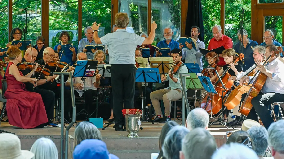 Die Musiker brachten das Stück aus dem 18. Jahrhundert auf die Bühne des Stadtparks.