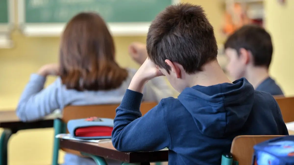 ARCHIV - Leistungsdruck, Mobbing, soziale Ängste und Lese- oder Rechtschreibschwäche sind die häufigsten Ursachen, die zur Schulangst führen können. (zu dpa: ««Ich will da nicht hin!»: Was hinter Schulangst stecken kann») Foto: Patrick Pleul/dpa-Zentralbild/dpa - Honorarfrei nur für Bezieher des dpa-Themendienstes +++ dpa-Themendienst +++