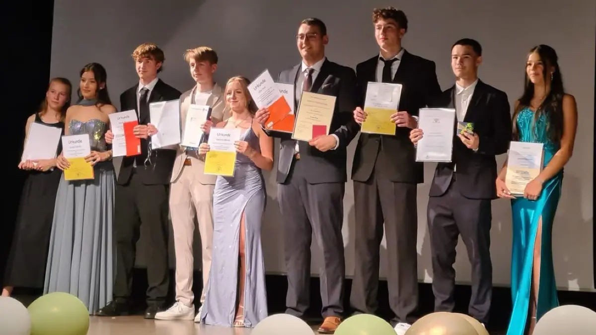 Die Preisträgerinnen und Preisträger von links: Vera Arnst, Jovana Vukovic, Silvain Bricaud, Vincent Reiske, Fabienne Macke, Almir Imeri, Janne Bachmann, John Heissenberger und Giselle Callies