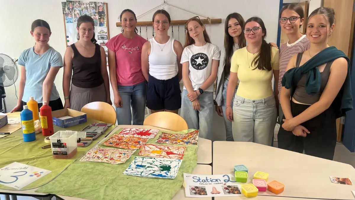 Mädchen der 9c an den Stationen „Murmelbild malen“ und „Gewürze riechen“