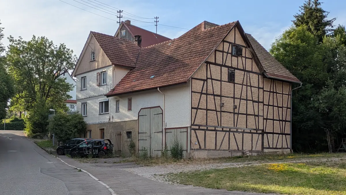 Für den Feuerwehrhausneubau (hier das dritte Gebäude, das in diesem Zusammenhang abgebrochen wird) kann die Gemeinde Dunningen die weit über dem Planansatz liegenden Gewerbesteuerzahlungen gut gebrauchen.