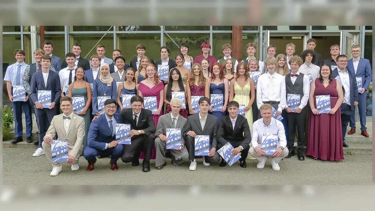 Das ist der Abi-Jahrgang 2026 am Technischen Gymnasium der Feintechnikschule in Schwenningen.