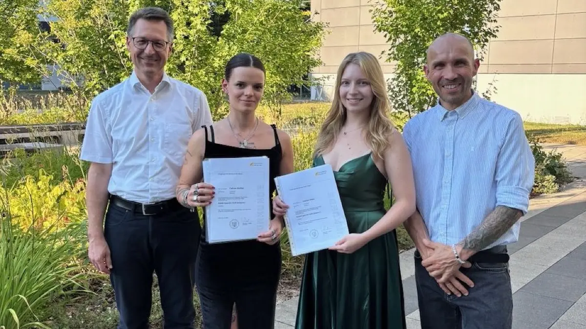 Schulleiter Bernd Wiedmann (links) sowie Fachbereichsleiter und Klassenlehrer Sebastian Hurle prämierten (von links) Celine Gießler und Louisa Haas.