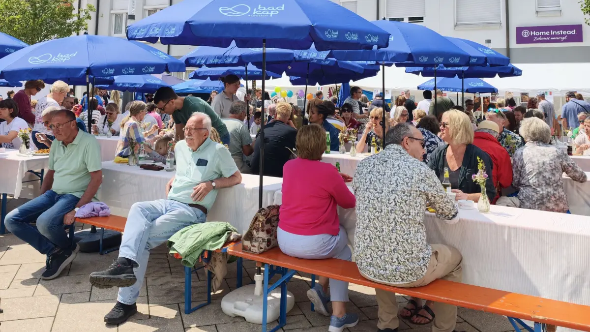 Herrliches Sommerwetter herrschte bei der Langen Tafel in Tailfingen, als sich die Bevölkerung in der Neuen Mitte zu Speisen aus aller Welt einfand.