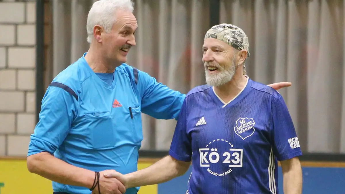 Harald "Opa" Brendle (rechts) beim Stadtteilpokal: Am Samstag ist er überraschend im Alter von 62 Jahren gestorben.