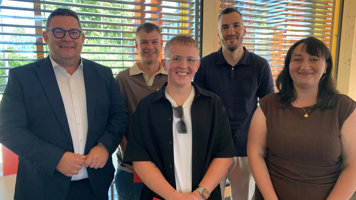 Beste Technikerarbeit 2026“: Michael Schmid (links) zeichnete die besten Technikerarbeiten mit Preisen aus. Die Preise gingen an Tim Genkinger, Thomas Windimut, Moritz Holzer, Janina Armbruster (v.l.).