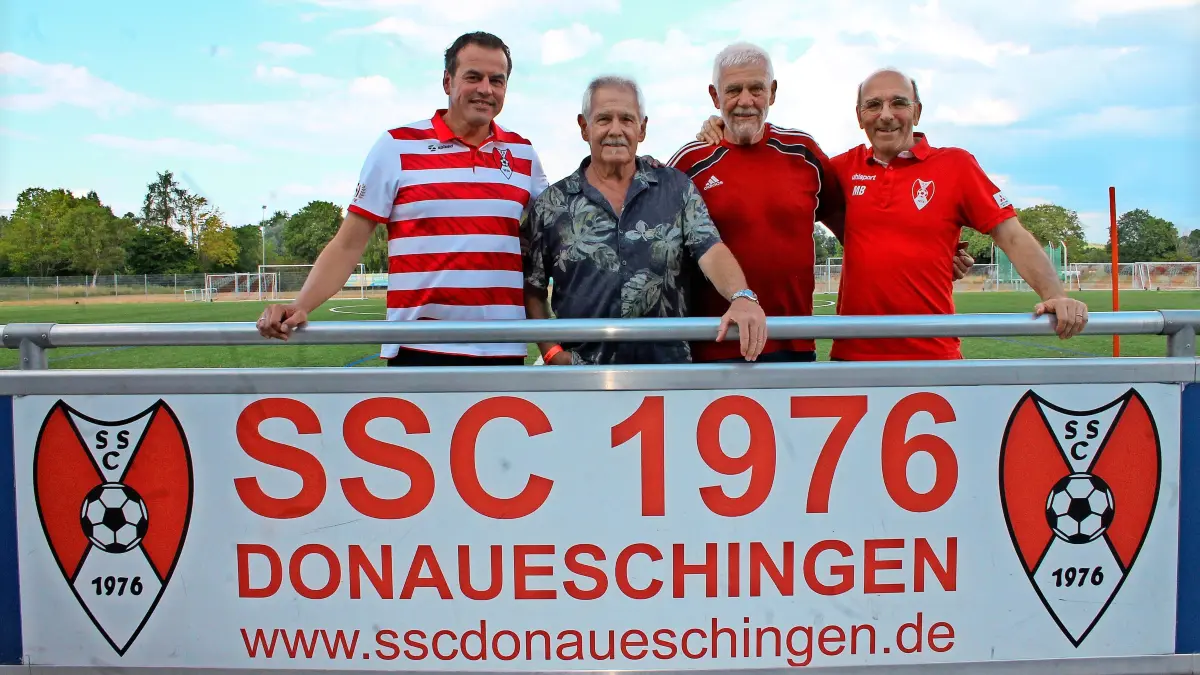 Vorsitzender Kai Sauser (links und Jugendleiter Martin Böll (rechts ) mit Helmut Radetzki und Günter Joachimstaler, zwei der verbliebenen sechs Gründungsmitglieder