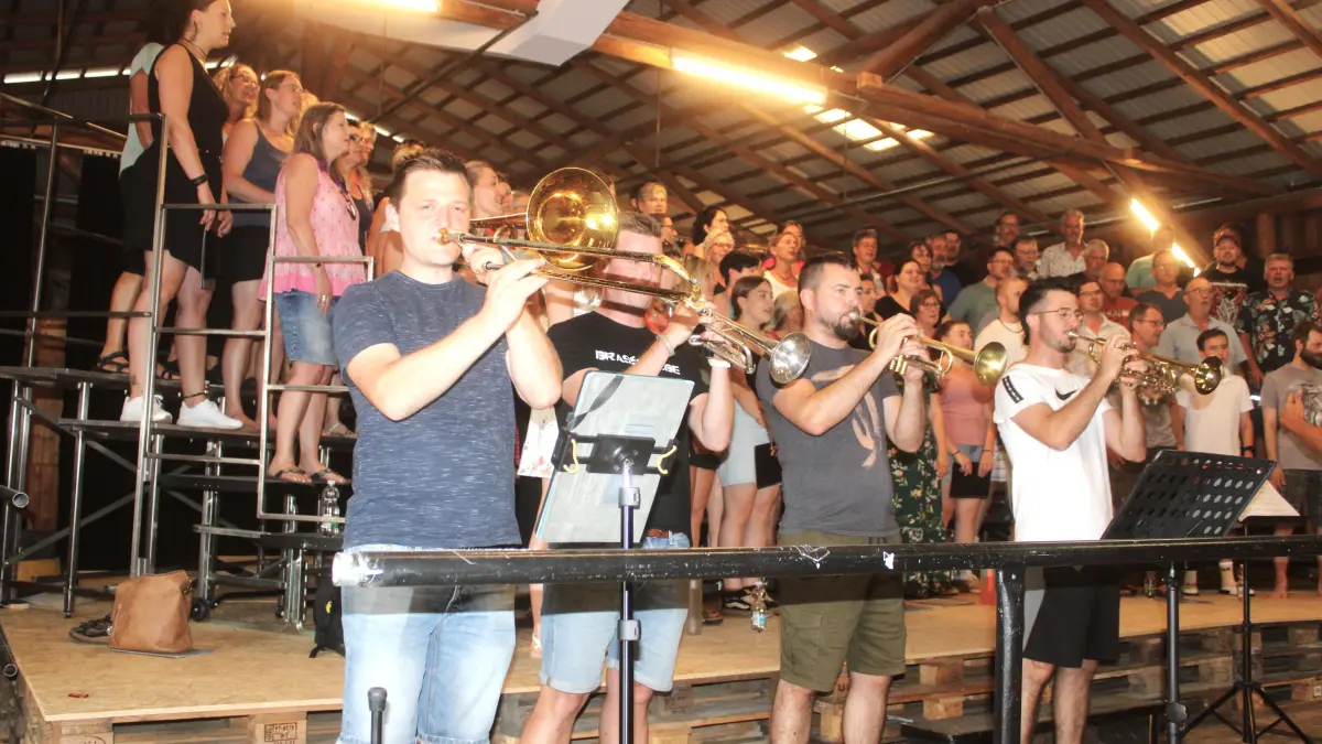 Band und Chor proben mit Begeisterung.