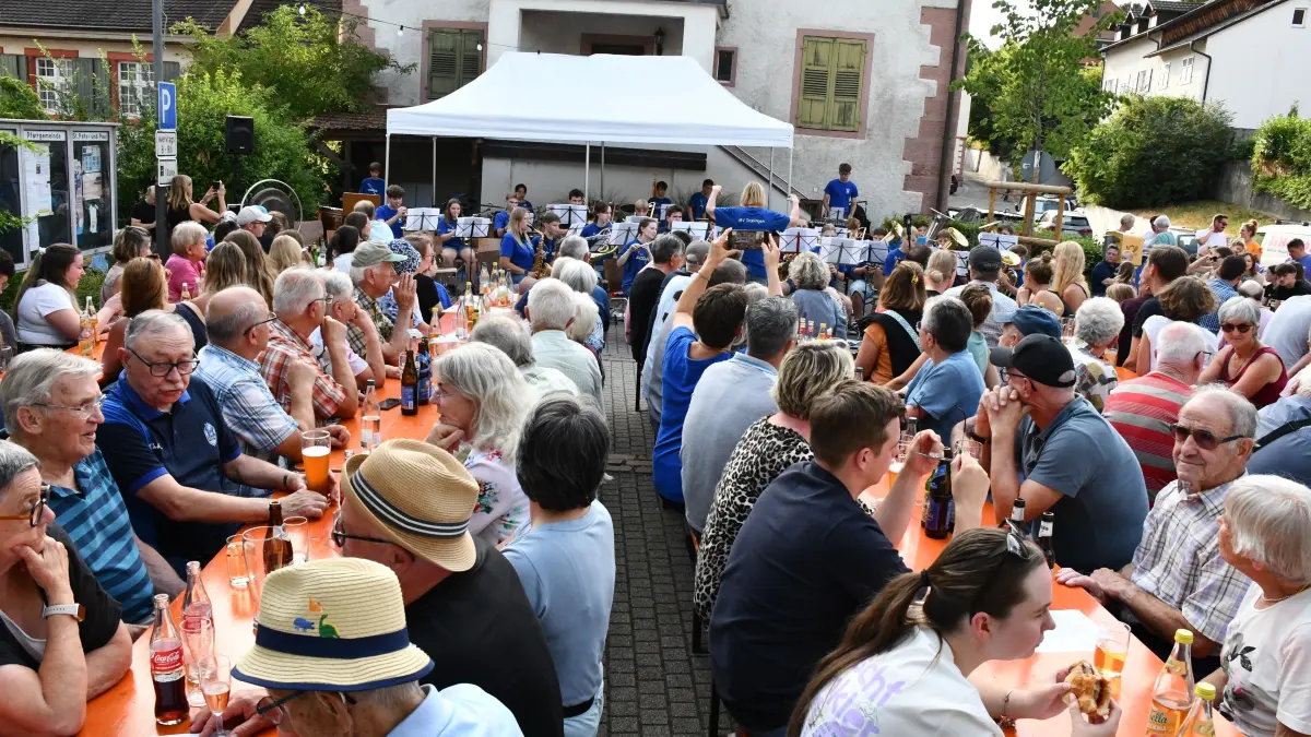 Das Platzkonzert des Musikvereins Inzlingen entwickelte sich zu einem gemütlichen Dorffest.