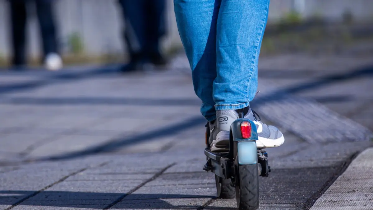 E-Scooter: ARCHIV - 17.04.2024, Mecklenburg-Vorpommern, Wismar: Ein Mann fährt mit seinem E-Scooter über den Bahnsteig. (zu dpa: «16-Jähriger mit fast zwei Promille auf E-Scooter gestoppt») Foto: Jens Büttner/dpa +++ dpa-Bildfunk +++