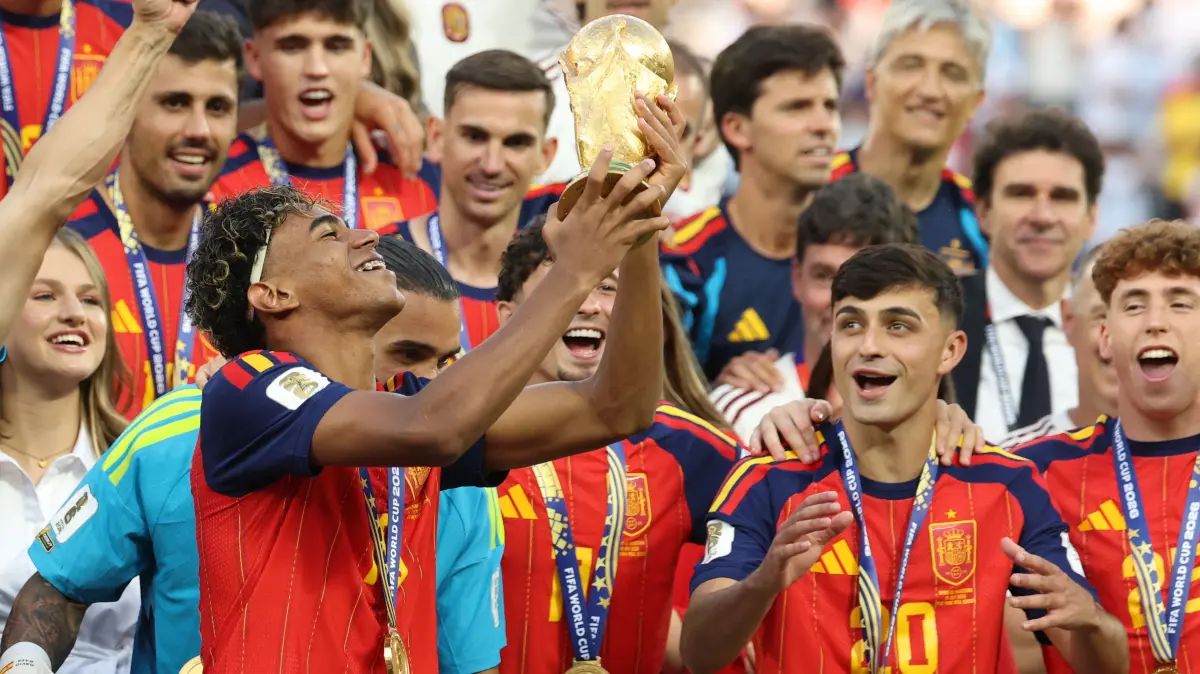 TOPSHOT-FBL-WC-2026-MATCH104-ESP-ARG-FINAL-TROPHY: TOPSHOT - Spain's forward #19 Lamine Yamal lifts the trophy with his teammates after winning the 2026 World Cup football tournament final match between Spain and Argentina at the New York/New Jersey Stadium in East Rutherford on July 19, 2026. (Photo by Odd ANDERSEN / AFP)