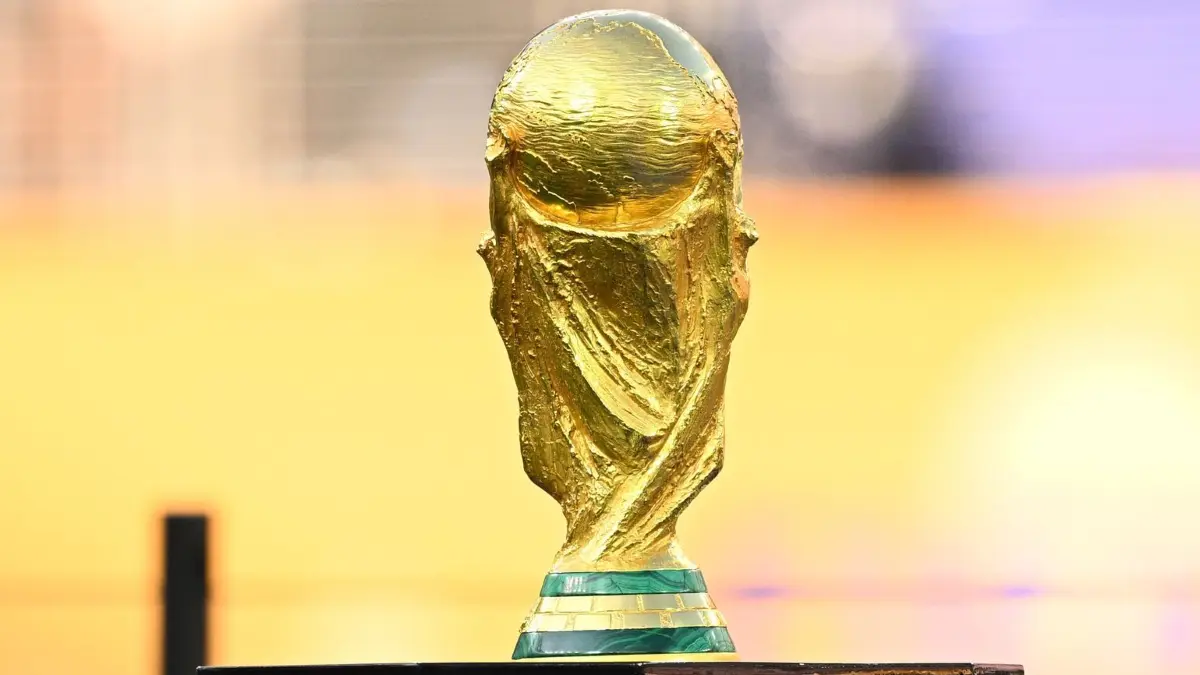 WM 2026 Finale - Spanien - Argentinien: 19.07.2026, USA, East Rutherford: Fußball, Männer, WM 2026, Finale, Spanien - Argentinien, New-York-New-Jersey-Stadion in East Rutherford, Der WM-Pokal steht zu Beginn der Siegerehrung auf einem TIsch. ACHTUNG: Gemäß den Auflagen der FIFA dürfen die Bilder ausschließlich zur redaktionellen Verwendung genutzt werden. Eine kommerzielle Nutzung ist ausgeschlossen. Zudem dürfen keine videoähnlichen Sequenzen erstellt werden, und es dürfen keine Veränderungen weder im Vordergrund noch im Hintergrund am Bild vorgenommen werden. Foto: Tom Weller/dpa +++ dpa-Bildfunk +++