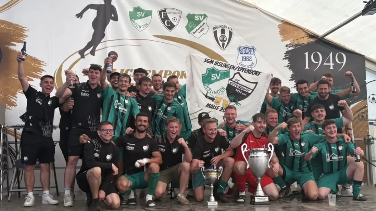 So bejubeln die Fußballer der SG Irslingen/Epfendorf den Gewinn des Schlichempokal/4-Dörfer-Turniers.