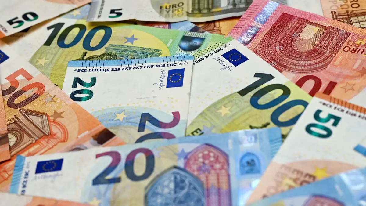 Schuldenbremse: ARCHIV - 17.03.2021, Brandenburg, Sieversdorf: ILLUSTRATION - Eurobanknoten liegen auf einem Tisch (gestellte Aufnahme). Die Grünen-Finanzminister machen einen Vorschlag für die reformierte Schuldenbremse. (zu dpa: «Grünen-Finanzminister fordern mehr Raum bei Schuldenaufnahme») Foto: Patrick Pleul/dpa-Zentralbild/dpa +++ dpa-Bildfunk +++