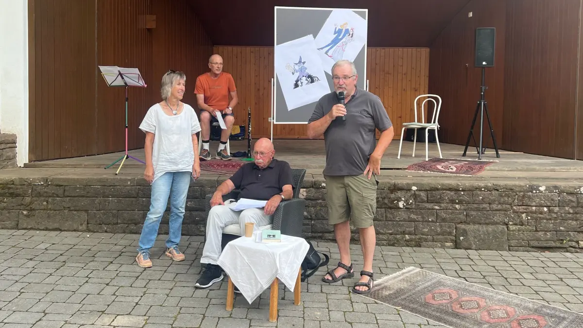 Die vier Akteure: Siglinde Steeb und Reiner Bergmann (rechts) begrüßten die Gäste, Johannes Smeets (sitzend) las aus dem Märchen und Burkhard Eulberg (im Hintergrund) unterhielt musikalisch.