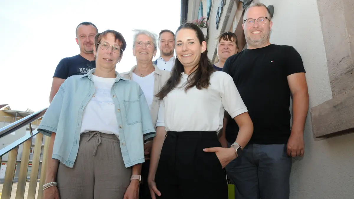 Ein Teil der geehrten Blutspender mit Bürgermeister Michael Moosmann und DRK-Helferin Sabrina Kösling.